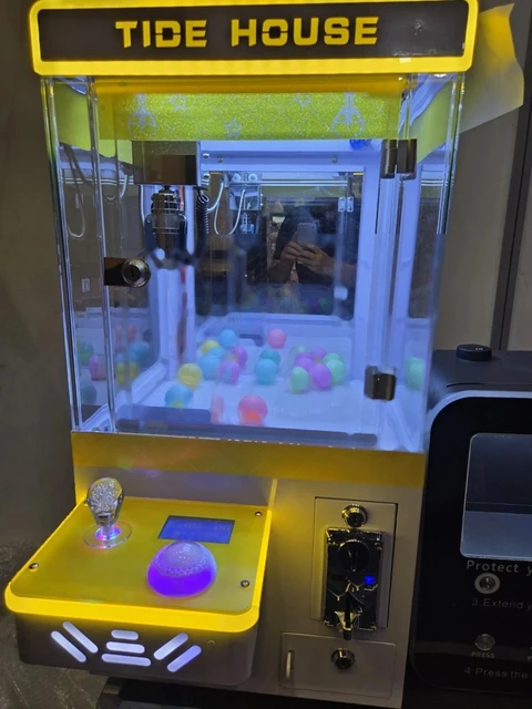 Lucky Tower Crane Four-Player Gift Machine — overall equipment view