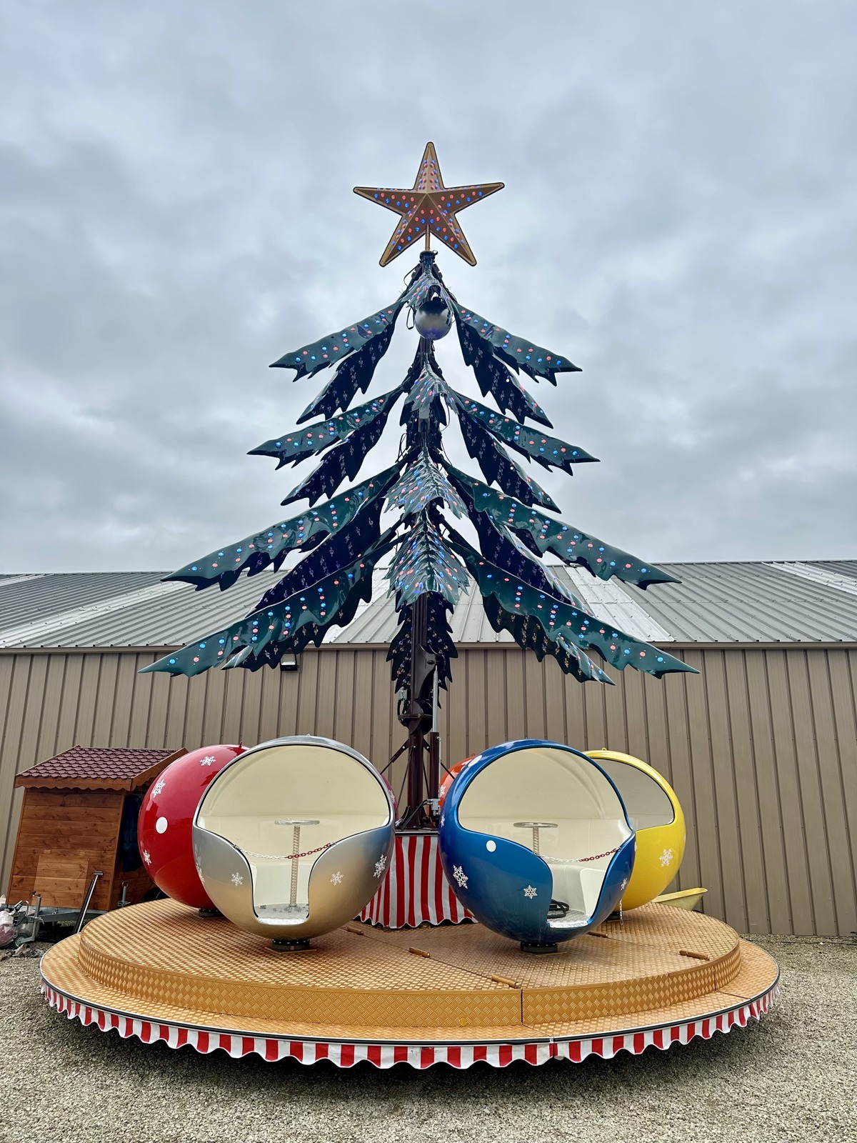 Mini Christmas Tree On Trailer — overall equipment view