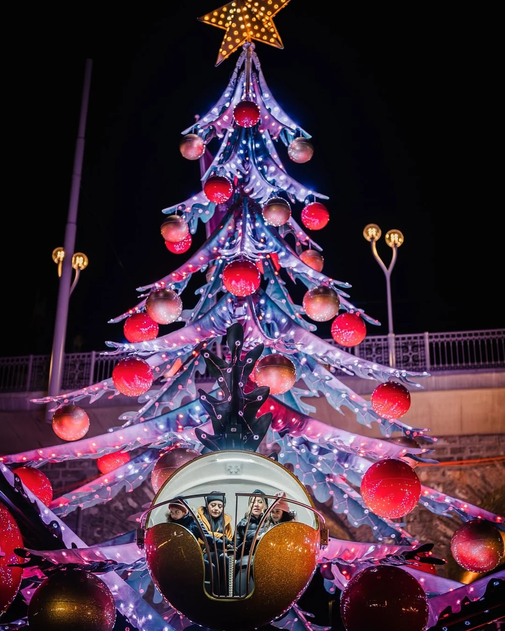 Christmas Tree Ride operating scene by JKPARKRIDES