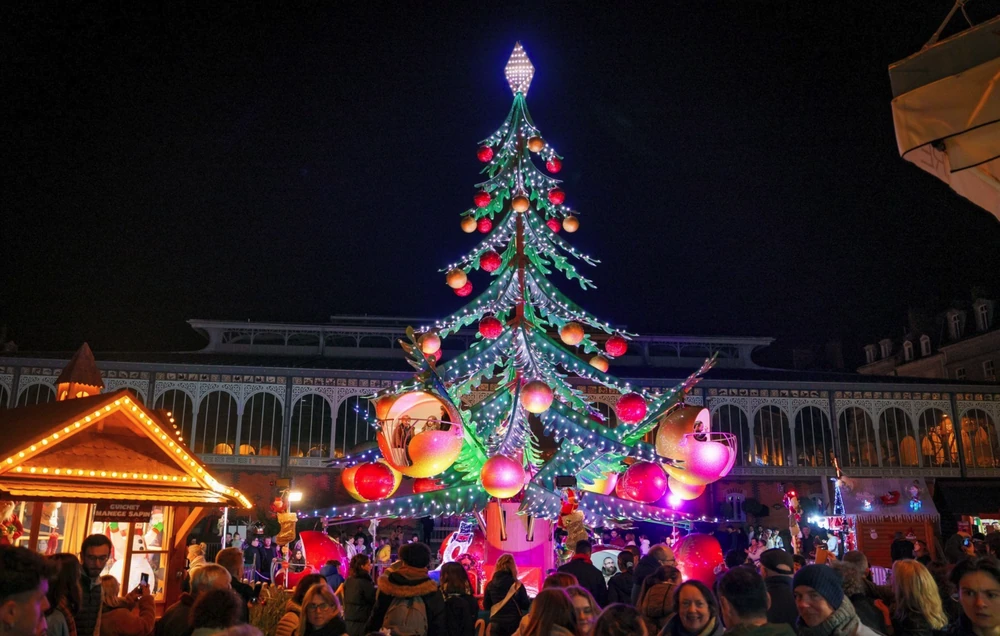Christmas Tree Ride operating scene by JKPARKRIDES
